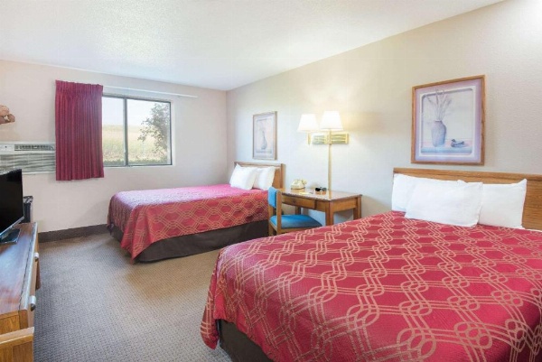 Super 8 by Wyndham Abilene KS image 11