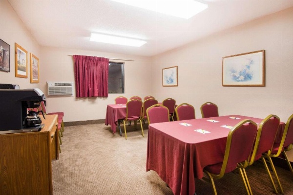 Super 8 by Wyndham Abilene KS image 14